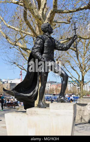 Die Statue von Laurence Kerr Olivier, ein englischer Schauspieler außerhalb des National Theatre, London, Vereinigtes Königreich Stockfoto