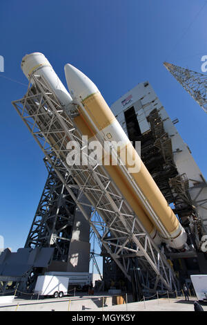 Die erste Stufe einer United Launch Alliance Delta IV Heavy Rakete ist bereit, in die senkrechte Start Position an der vertikalen Integration von Space Launch Complex 37 auf Cape Canaveral Air Force Station April 17, 2018 in Cape Canaveral, Florida aufgehoben werden. Die Delta IV Heavy wird die NASA-Sonde Parker Solar Mission in den Orbit im Juli 2018 durchführen. Stockfoto