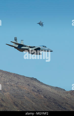 Bildung von zwei F-15 Eagle Jet Kämpfer des California Air National Guard, 144 Fighter Wing, Tauchen in Rainbow Canyon, Kalifornien, USA. Stockfoto