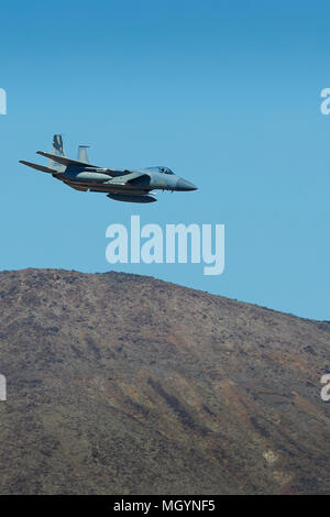 Profil anzeigen von einer F-15C Eagle Jet Fighter des California Air National Guard, 144 Fighter Wing, Tauchen in Rainbow Canyon, Kalifornien, USA. Stockfoto