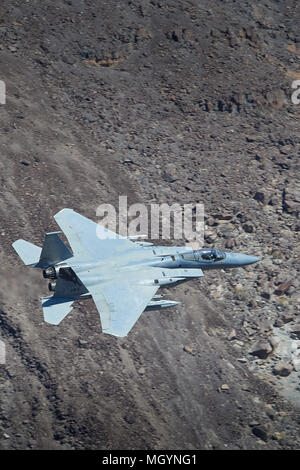 Schließen Sie herauf Bild einer F-15C Eagle Jet Fighter des California Air National Guard, 144 Fighter Wing, Tauchen in Rainbow Canyon, Kalifornien, USA. Stockfoto