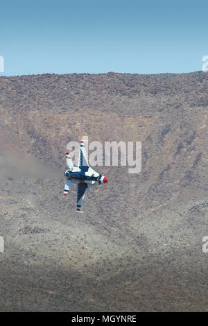 Twin Sitz United States Air Force Lockheed Martin F-16D Fighting Falcon von der USAF 'Thunderbirds' Fliegen durch Rainbow Canyon, Kalifornien. Stockfoto