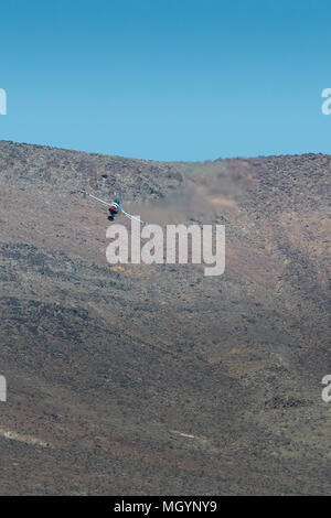 Twin Sitz United States Air Force Lockheed Martin F-16D Fighting Falcon von der USAF 'Thunderbirds' Absteigend in Rainbow Canyon, Kalifornien. Stockfoto