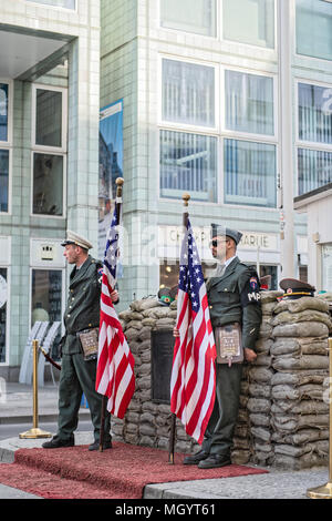 Während des 'Kalten Krieges' der Checkpoint Charlie war einer der bekanntesten Grenzübergänge in der Welt werden. Heutzutage ist es eine große Touristenattraktion in Stockfoto