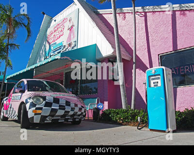 Fassade und Eingang zu Ellie's 50's Diner in Delray Beach, Florida, USA, 2017 © katharine Andriotis Stockfoto