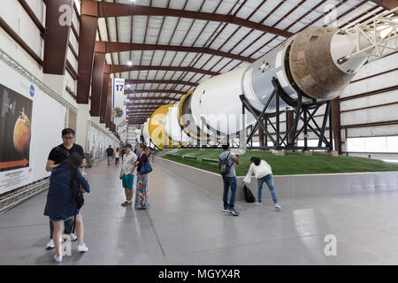 Besucher, die an der Saturn 5-Rakete, Rakete, Park, Johnson Space Center, Houston, Texas, USA Stockfoto