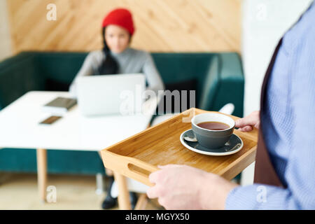 Kellner bringen Kaffee im Cafe Stockfoto