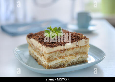 Tiramisu auf einem blauen Platte Stockfoto