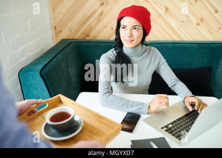 Hübsche Frau im Cafe Stockfoto