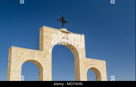 Gewölbte Eingang mit Kreuz an der Schlucht des Kloster des Hl. Georg von Choziba in der Nähe von Jericho in der Wüste Juda, Israel Stockfoto