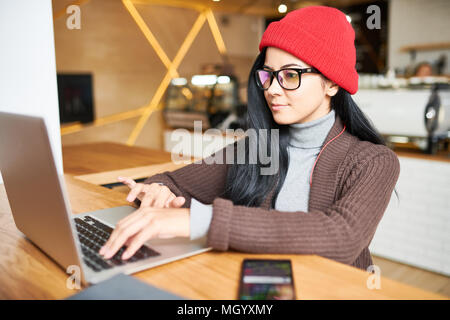 Trendy Frau mit Laptop Stockfoto