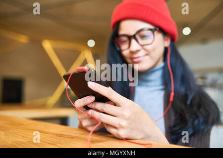 Moderne, junge Frau mit Smartphone Stockfoto