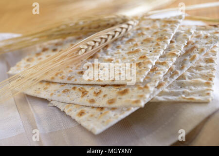 Matzo und Ohren auf einem Handtuch Stockfoto