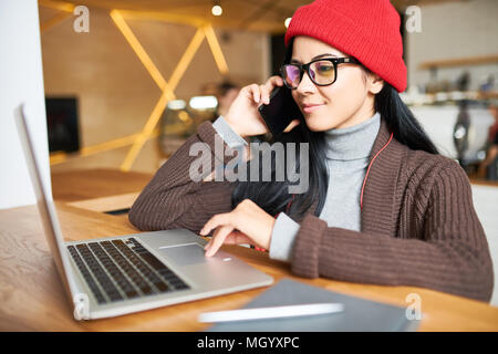 Trendy Frau Arbeiten im Cafe Stockfoto