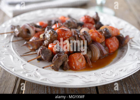 Shish Kebab mit Rindfleisch, Tomaten und rote Zwiebel Stockfoto