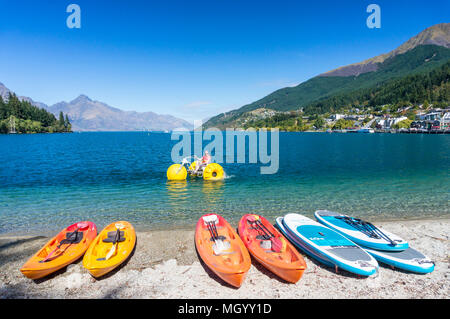 Lake Wakatipu von der Seepromenade mit Kajaks und Fahrräder ausleihen und zum Mieten vermietung Kajaks lakeside Queenstown, Südinsel Neuseeland Stockfoto