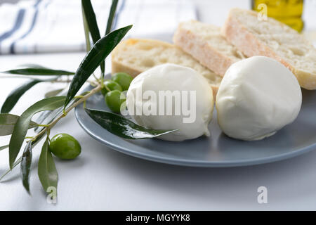 Mozzarella Käse, Brot und Oliven auf einer Platte Stockfoto