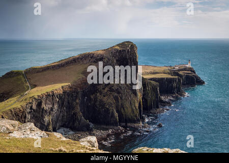Leuchtturm am Neist Point auf der Insel Skye, Schottland, Vereinigtes Königreich Stockfoto
