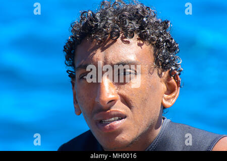 Sharm-el-Sheikh, Ägypten - März 14., 2018. Porträt eines afrikanischen Tauchlehrer in Tauchen stehen und Lächeln auf einer Yacht vor blauem Himmel und Cle Stockfoto