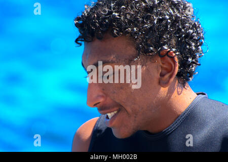 Sharm-el-Sheikh, Ägypten - März 14., 2018. Porträt eines afrikanischen Tauchlehrer in Tauchen stehen und Lächeln auf einer Yacht vor blauem Himmel und Cle Stockfoto