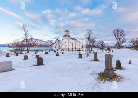 Friedhof der Pfarrkirche in Gimsoyaon der Nordküste der Lofoten. Nordland County, Norwegen Stockfoto