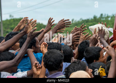 Rohingya-flüchtlinge Jagt für Hilfsgüter an Ukhia in Cox's Bazar, Bangladesch Stockfoto