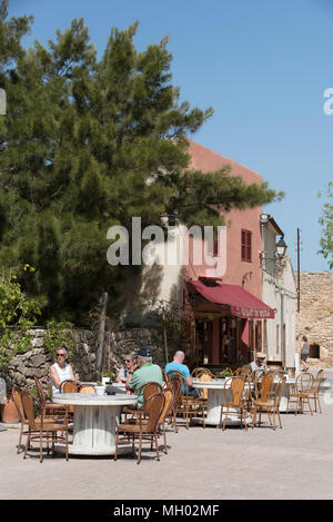 Alcudia, Mallorca, Balearen, Spanien. 2018. Restaurant innerhalb der mittelalterlichen Mauer im Bereich der Alcudia Altstadt Stockfoto