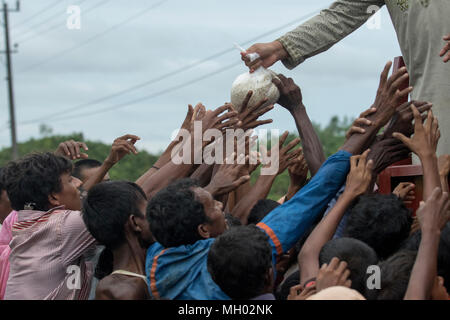 Rohingya-flüchtlinge Jagt für Hilfsgüter an Ukhia in Cox's Bazar, Bangladesch Stockfoto