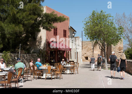 Alcudia, Mallorca, Balearen, Spanien. 2018. Restaurant innerhalb der mittelalterlichen Mauer im Bereich der Alcudia Altstadt Stockfoto