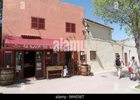 Alcudia, Mallorca, Balearen, Spanien. 2018. Restaurant innerhalb der mittelalterlichen Mauer im Bereich der Alcudia Altstadt Stockfoto