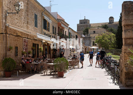 Alcudia, Mallorca, Balearen, Spanien. 2018. Restaurant innerhalb der mittelalterlichen Mauer im Bereich der Alcudia Altstadt Stockfoto