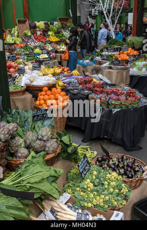 Buntes Obst und Gemüse am Borough Market in London. 5 Am Tag fünf gesunde Lebensmittel und gute Früchte und Gemüse. frische Früchte Marktplatz. Stockfoto
