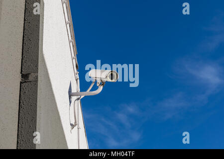 Überwachungskamera an der Wand Stockfoto