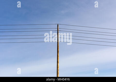 Utility Pole und die Drähte gegen Sky Stockfoto