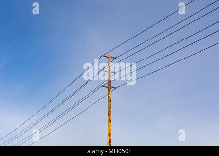 Utility Pole und die Drähte gegen Sky Stockfoto