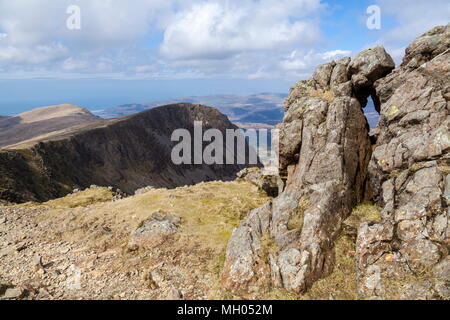 Eine Entfernung der Stege über die Gipfel des Cyfrwy und Tyrrau Mawr von knapp unter dem Gipfel des Cadair Idris, Snowdonia Stockfoto