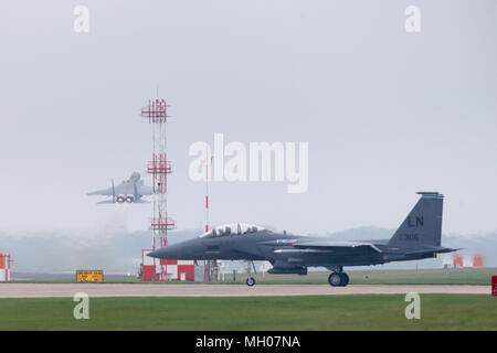 Die amerikanische Luftwaffe Personal auf der Hut wie amerikanische F15-Jets an RAF Lakenheath in Suffolk am Freitag vormittag (13. April) amerikanischen F 15 Jets gesehen wurden verlassen RAF Lakenheath in Suffolk an diesem Morgen (Freitag), da sie sich bereit, die syrischen Luftangriffe zu verbinden - nach hochrangigen Ministern Theresa kann an einem speziellen Kabinettssitzung gesichert werden. Die Flugzeuge waren Verlassen der US Air Base heute Morgen, nachdem der Premierminister und ihr Kabinett gestern getroffen, um Pläne für britische Militäraktion in Syrien ziehen gesehen. Stockfoto