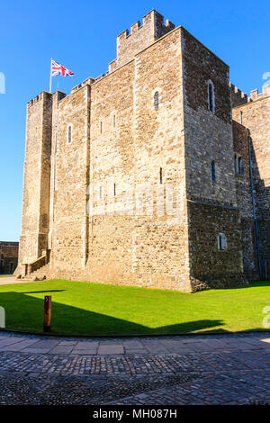 England, Dover Castle. Der große Turm, von Henry II ca. 1180 gebaut. Union Jack fliegen auf die Oberseite. Strahlend blauer Himmel. Stockfoto