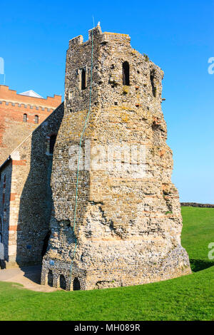 England, Dover Castle. Römische Pharos, Leuchtturm, früh im zweiten Jahrhundert nach Christus erbaut. Klar blauem Himmel. Stockfoto