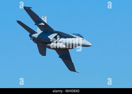 Nahaufnahme der United States Navy F/A-18F Super Hornet Jet Fighter Banking scharf über Kalifornien, USA. Stockfoto