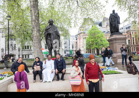 Indische, Flagge, friedliche, Demonstration, Mahatma Gandhi, Gandhi's, bronze, Statue, in, Parlament, Square, gegenüber, Houses of Parliament, London, Großbritannien, GB, Stockfoto