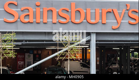 Sainsbury's und Asda die Fusion Sainsbury Brentwood signage Stockfoto