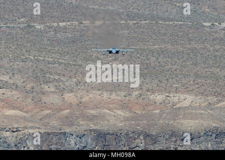 Kopf auf die Ansicht einer F-15C Eagle Jet Fighter des California Air National Guard, 144 Fighter Wing, Fliegen durch Rainbow Canyon, Kalifornien, USA. Stockfoto