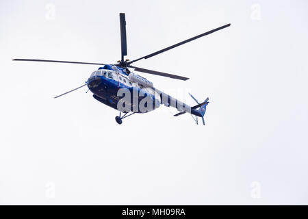 Nowosibirsk, Russland - 27. April 2018: Mil Mi-8T Hip RF -28960 Polizei in den Himmel in der Nähe von tolmachevo International Airport Stockfoto