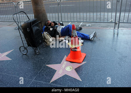 Hollywood Walk of Fame Obdachloser Mann auf der Straße, Bürgersteig, Los Angeles, CA, USA Stockfoto