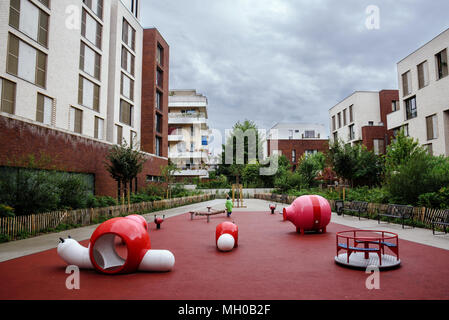 Moderne Kinderspielplatz im Innenhof Stockfoto