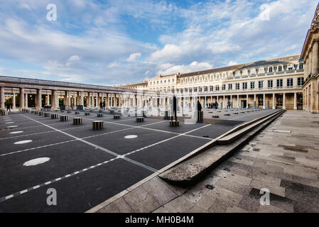 Buren die Säulen im Inneren der Palace Royal Stockfoto