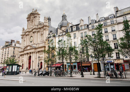 Straße und Blick auf die Kirche im Stadtteil Marais Stockfoto