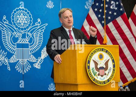 Us-Botschaft Chargé d'Affaires Christoph Henzel stellt US-Staatssekretär Mike Pompeo, bevor er Erläuterungen liefert für Mitarbeiter und Familien aus US-Botschaft Riad April 29, 2018 in Riad, Saudi-Arabien. Stockfoto