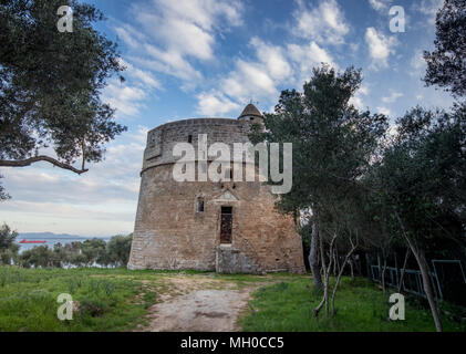 Das Torre großen Wachturm in Alcanada in der Nähe von Port Alcudia, Mallorca (Mallorca), Balearen, Spanien, Europa Stockfoto